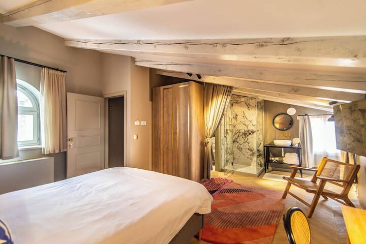 Room 53 of 192