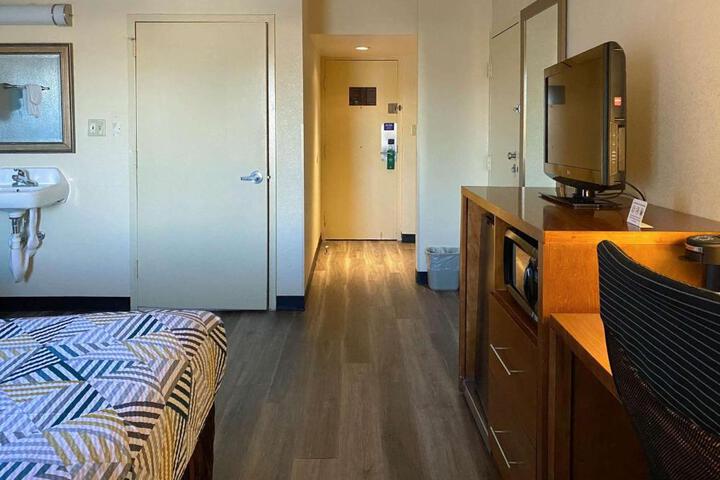 1 Queen Bed Mobility Accessible Tub (1 of 7)