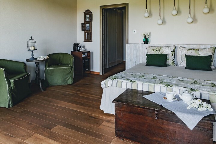 Room 4 of 32