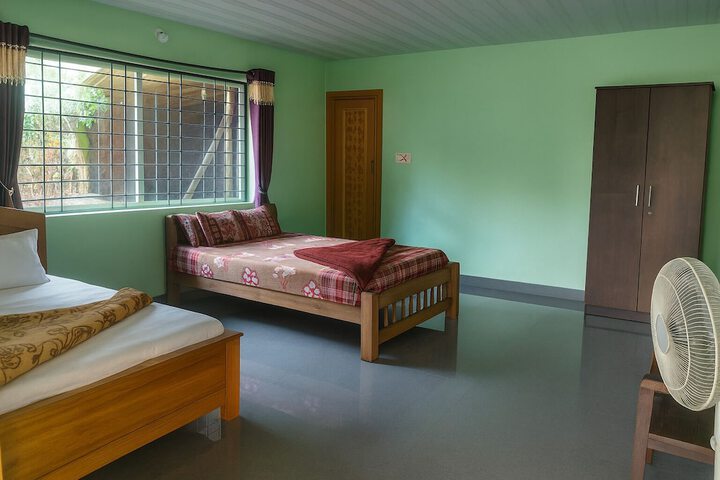 Room 4 of 8
