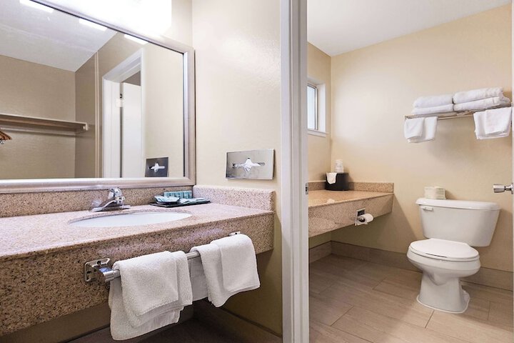 1 Queen Bed Deluxe Room High Speed Internet Accessible Sitting Area Desk Microwave (16 of 17)