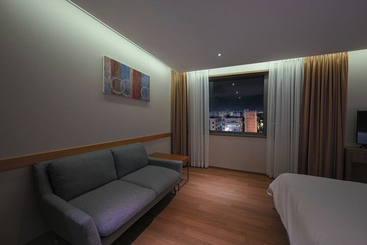 Room 28 of 69