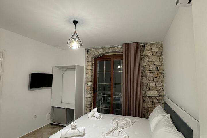 Room 10 of 50