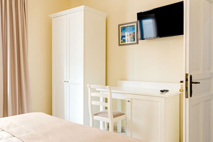 Room 10 of 50