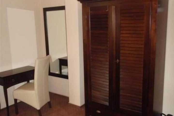 Room 10 of 33