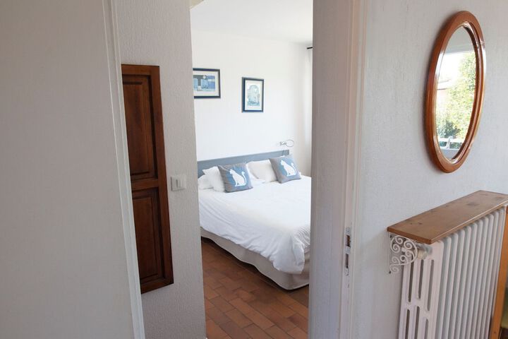Room 8 of 42