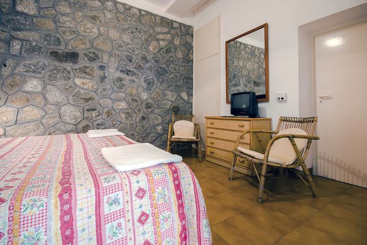 Room 4 of 37