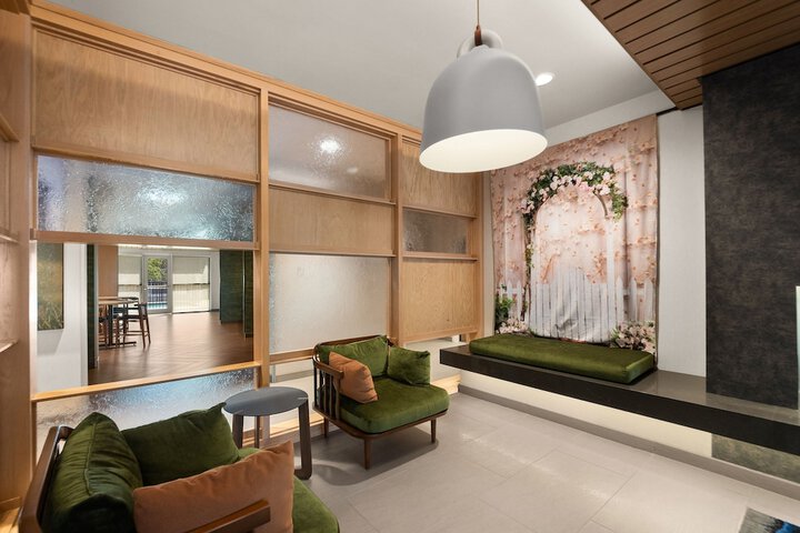 Lobby lounge