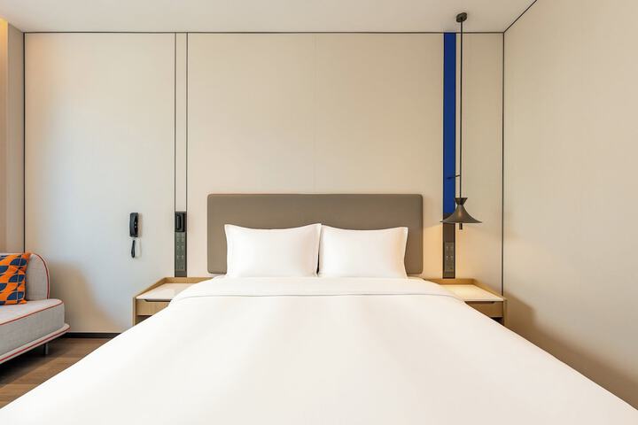 Room 33 of 77