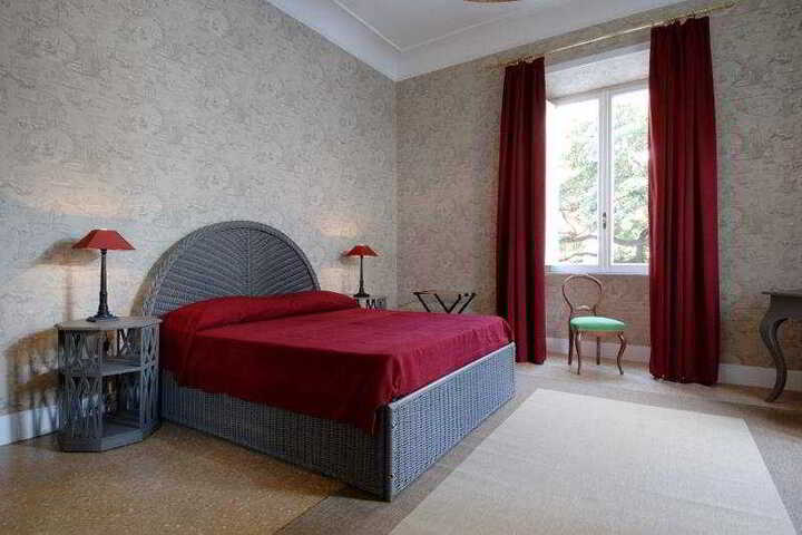 Room 5 of 8