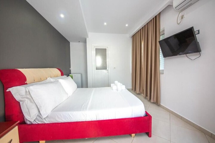 Room 8 of 74