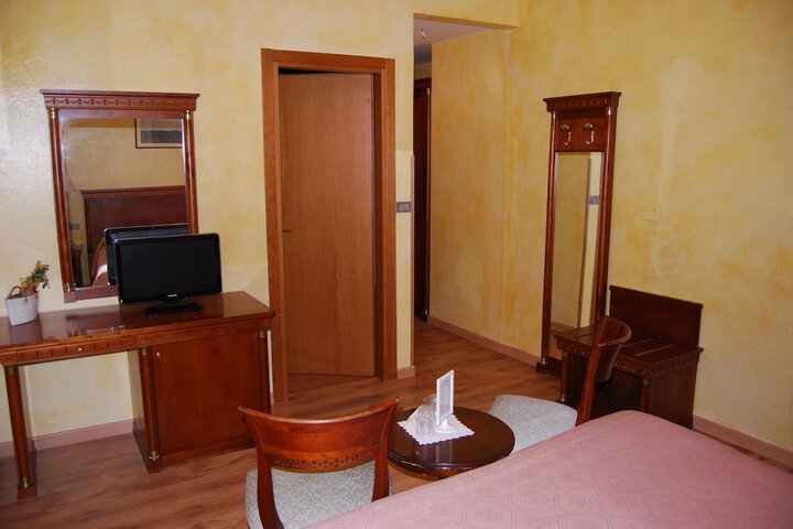 Room 14 of 90