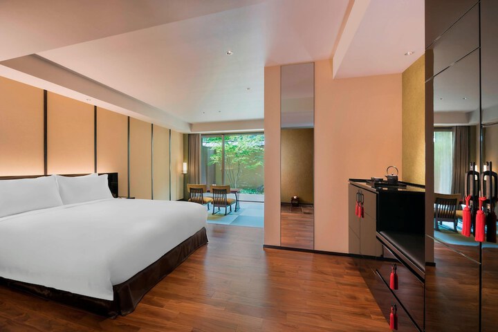 Room 15 of 122