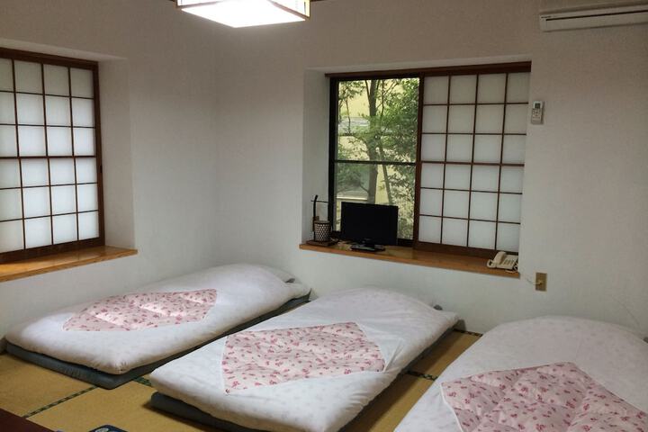 Room 3 of 37