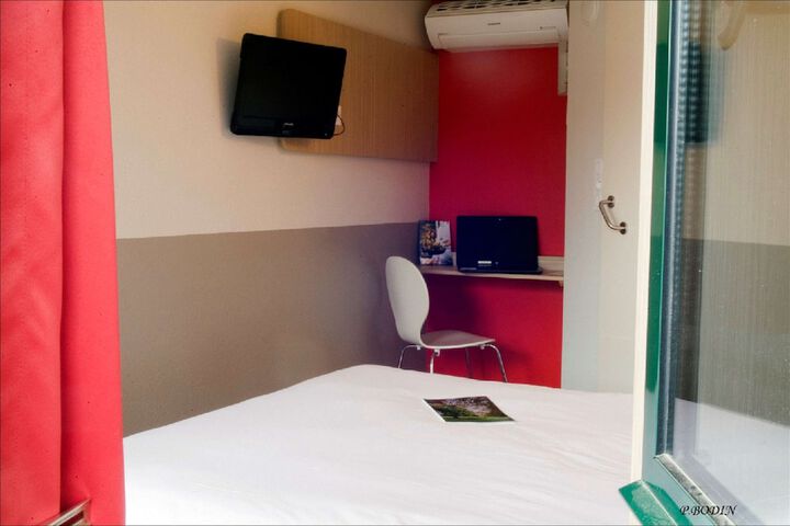 Room 9 of 32