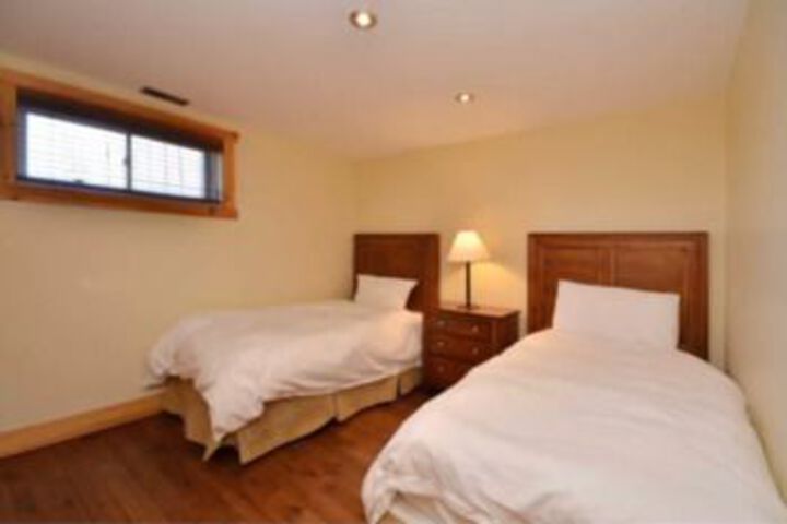 Room 4 of 12
