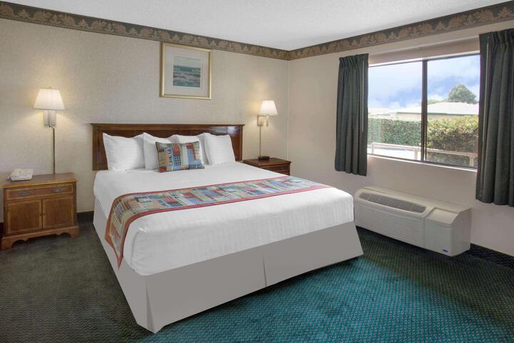 1 King Bed (6 of 14)