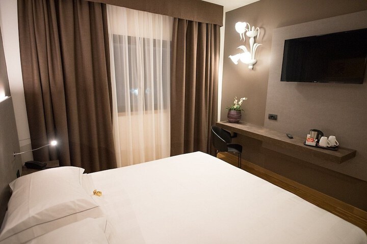 Room 11 of 24