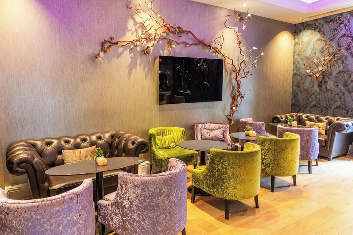 Lounge 71 of 84