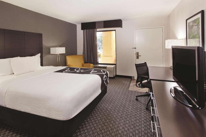 1 Queen Bed Exterior Room Pet Friendly (3 of 8)