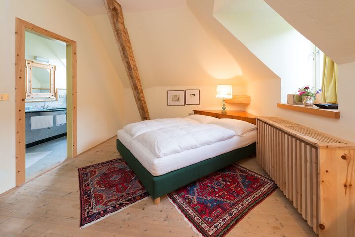Room 4 of 113