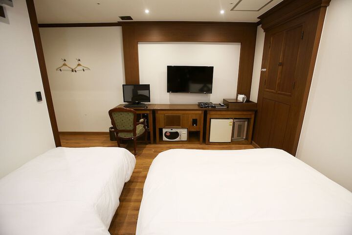 Room 15 of 60