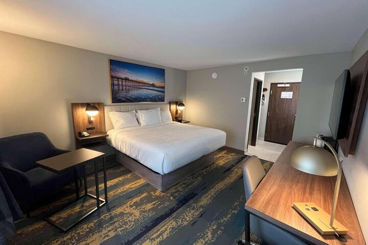 1 King Bed (3 of 23)