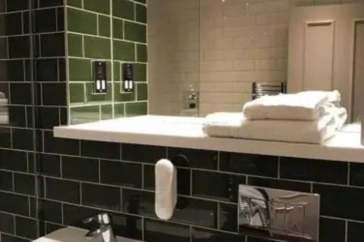 Room 6 of 11