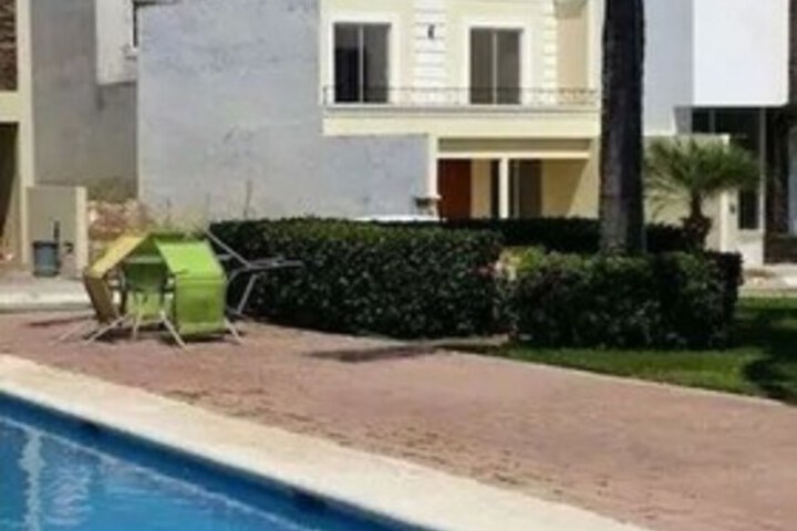 Pool 10 of 15