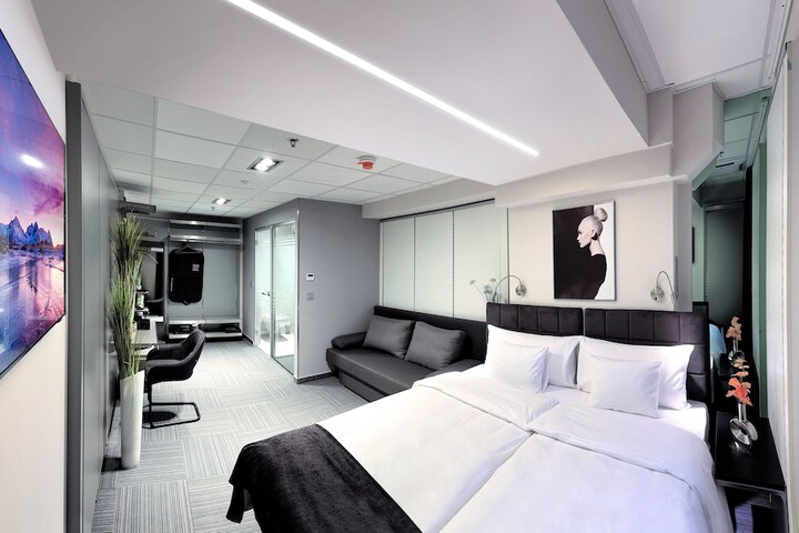 Room 13 of 33