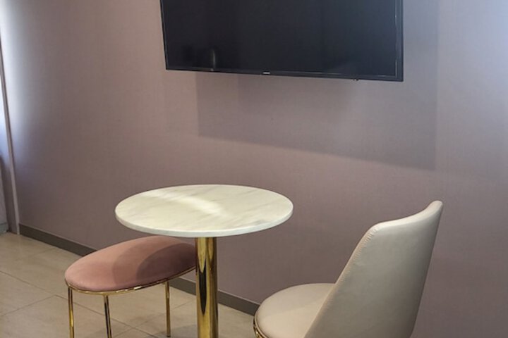 Room 6 of 12