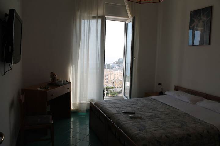 Room 4 of 32