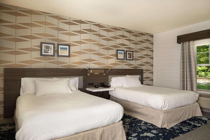 2 Queen Beds (9 of 9)