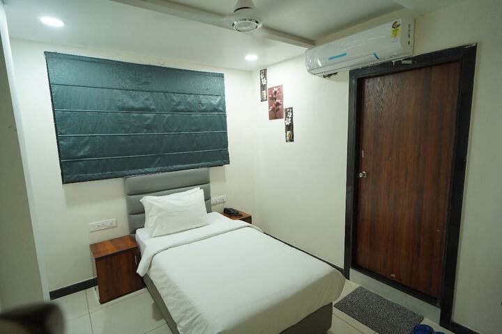 Room 7 of 14