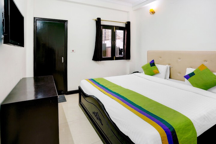 Room 8 of 37