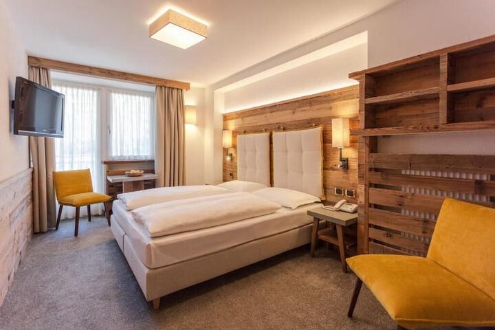 Room 8 of 33