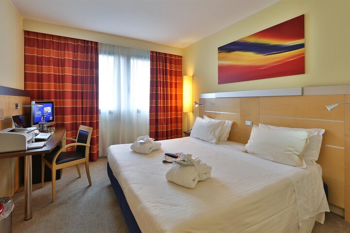 Room 4 of 33