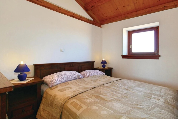 Room 6 of 14