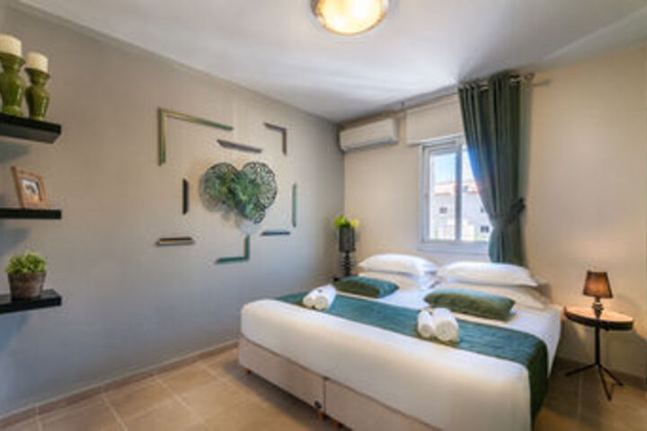 Room 9 of 28
