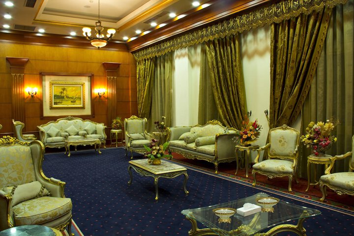 Lounge 33 of 34