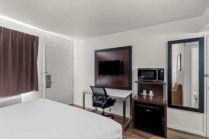 1 King Bed (1 of 12)