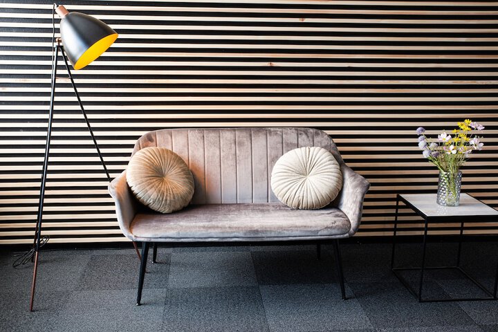 Lounge 44 of 52