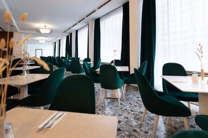 Dining 70 of 77