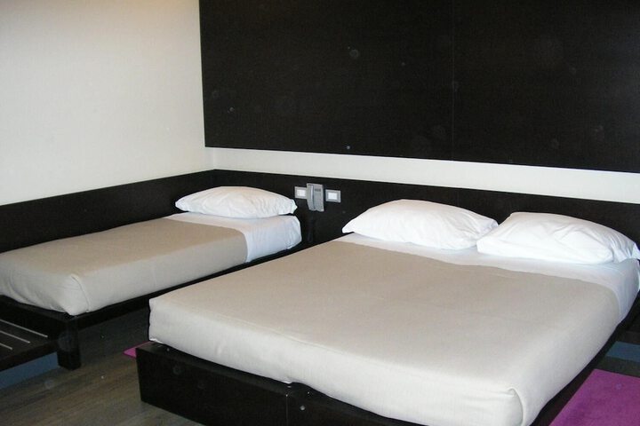 Room 11 of 32