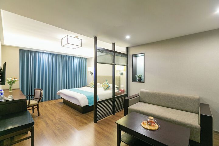 Room 13 of 28
