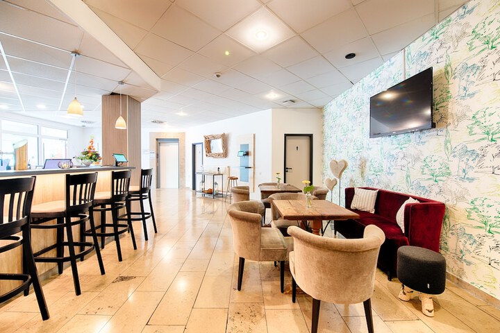 Lounge 56 of 61