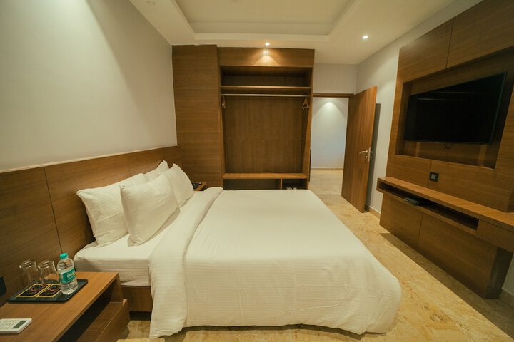 Room 4 of 12