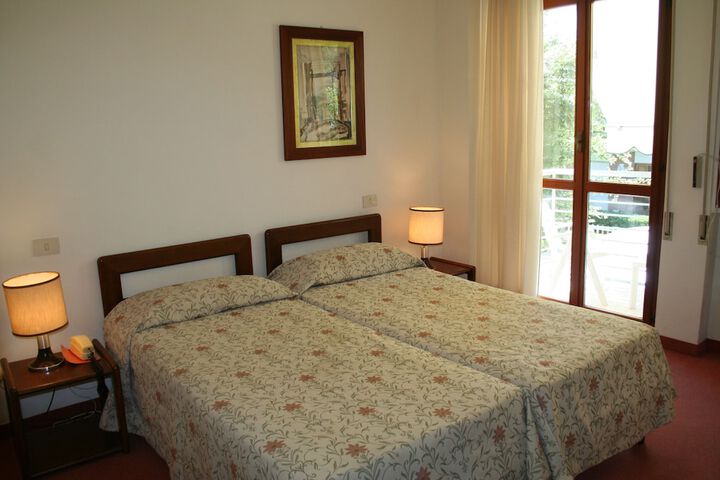 Room 4 of 68
