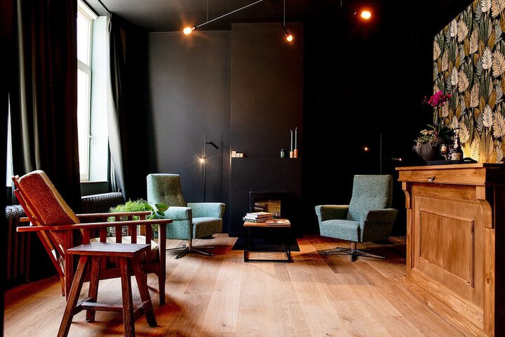 Lounge 16 of 25