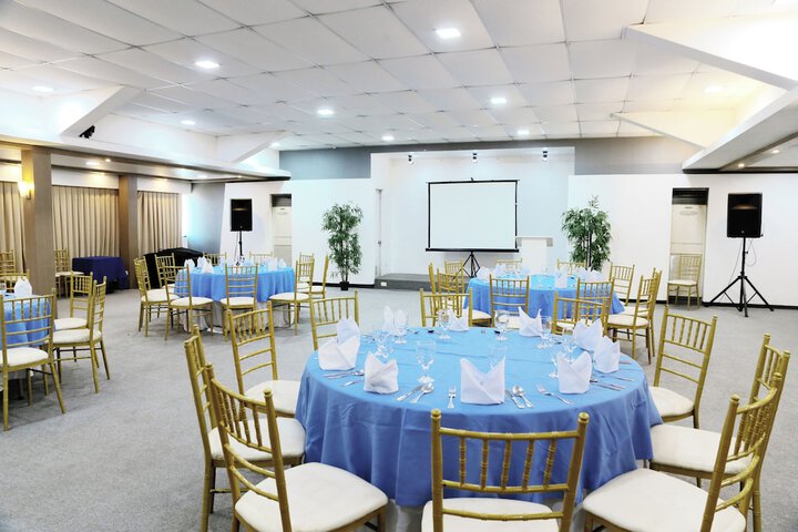 Ballroom/Hall 21 of 33